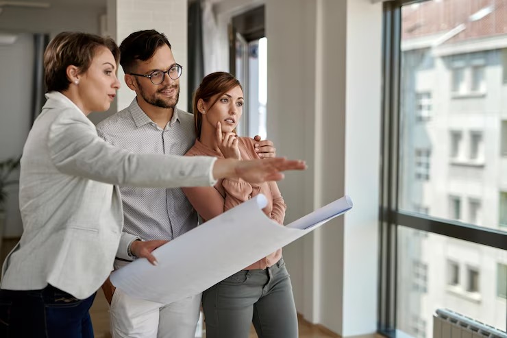 People discussing real estate
